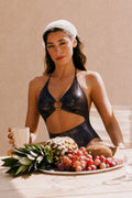 Costume Intero Pitonato Nero- Cut Out - Zephyra Sabbia Iam Bikini 2026 - Indossato Modella - Costume Intero Sensuale