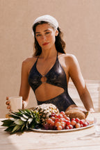 Costume Intero Pitonato Nero- Cut Out - Zephyra Sabbia Iam Bikini 2026 - Indossato Modella - Costume Intero Sensuale
